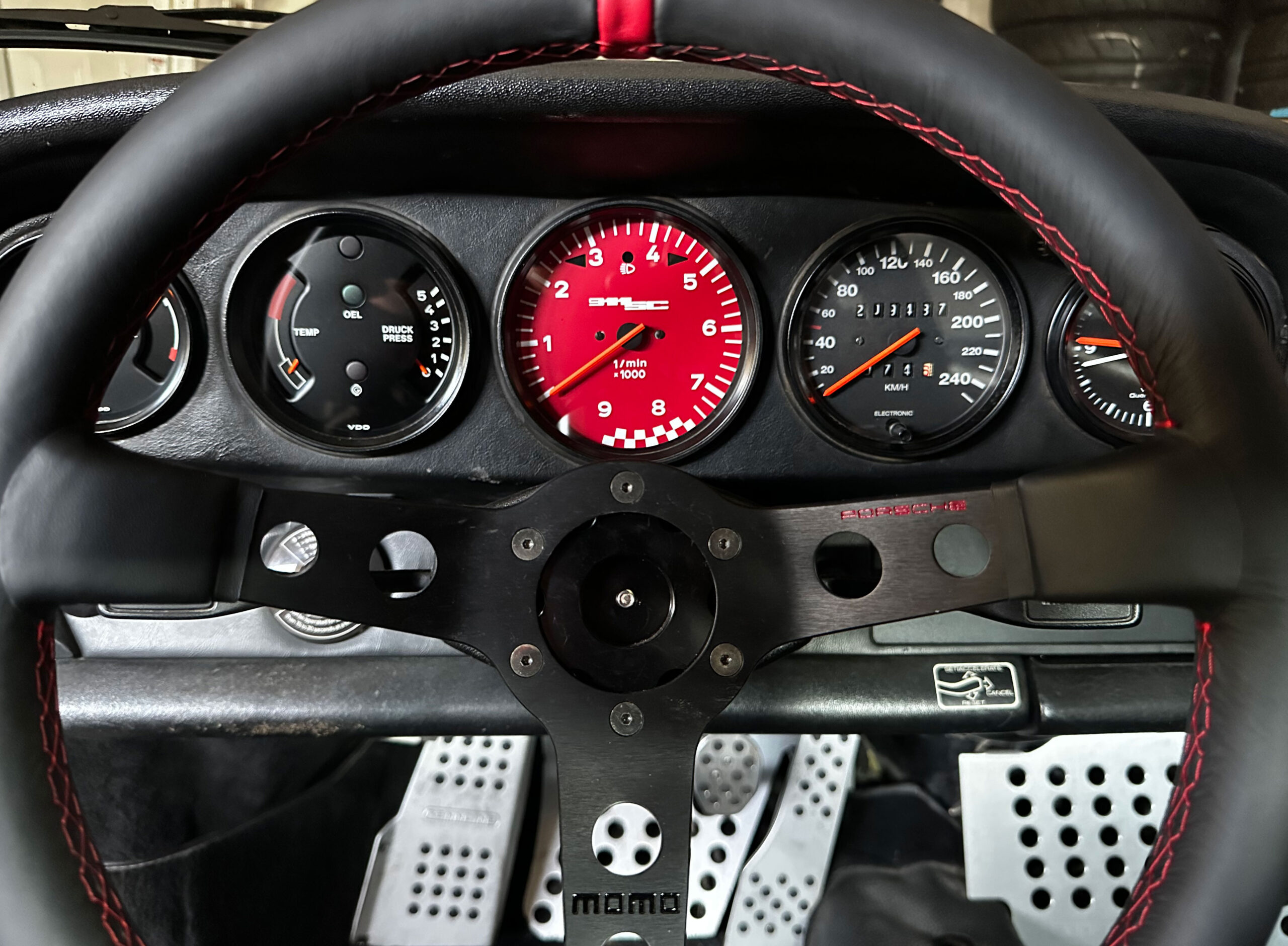 Porsche-911G-SC-gauge-face-tachometer-red-checker-pattern-03