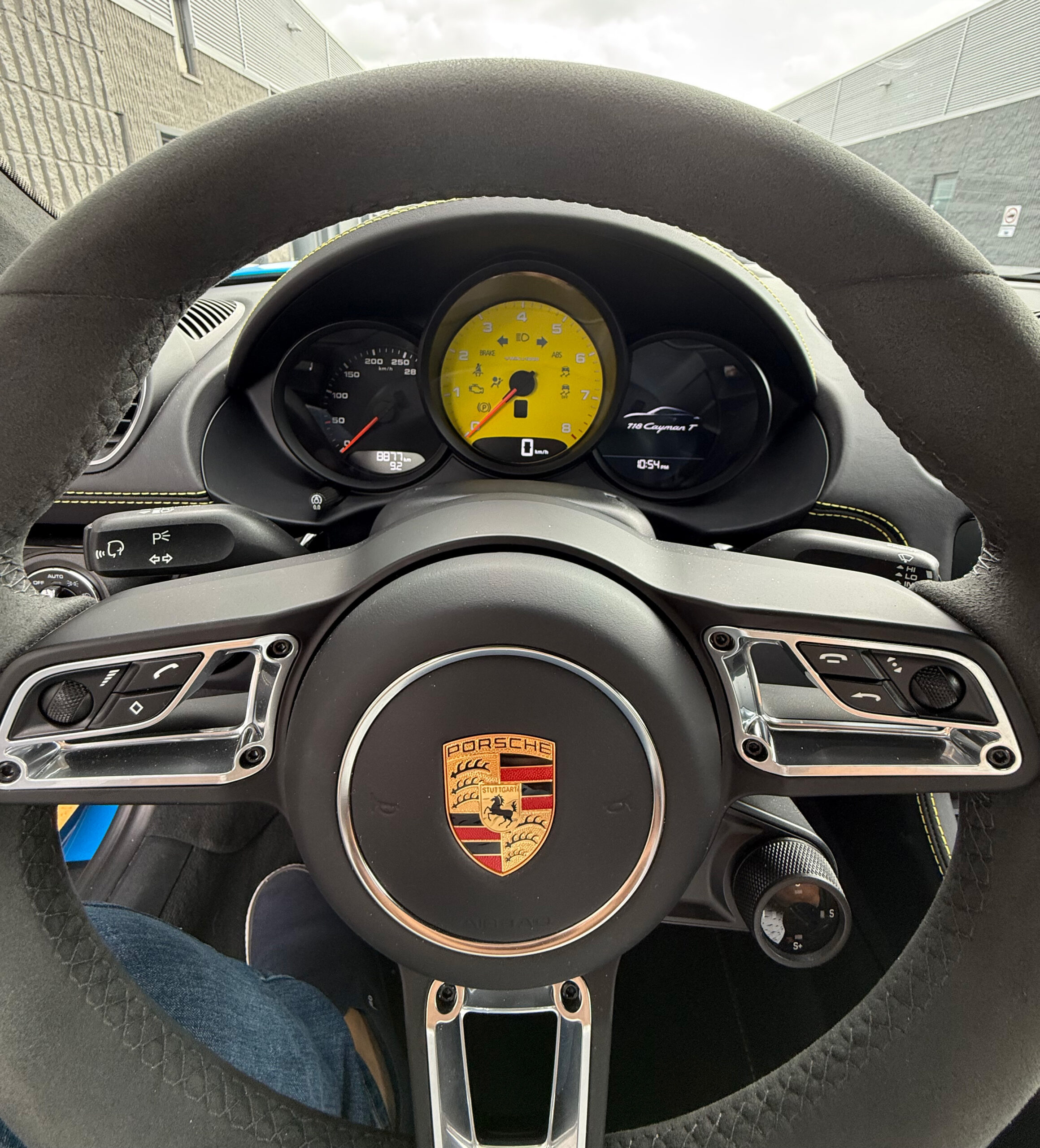 Porsche-718-Cayman-T-interior-dashboard-cluster---yellow-tachometer