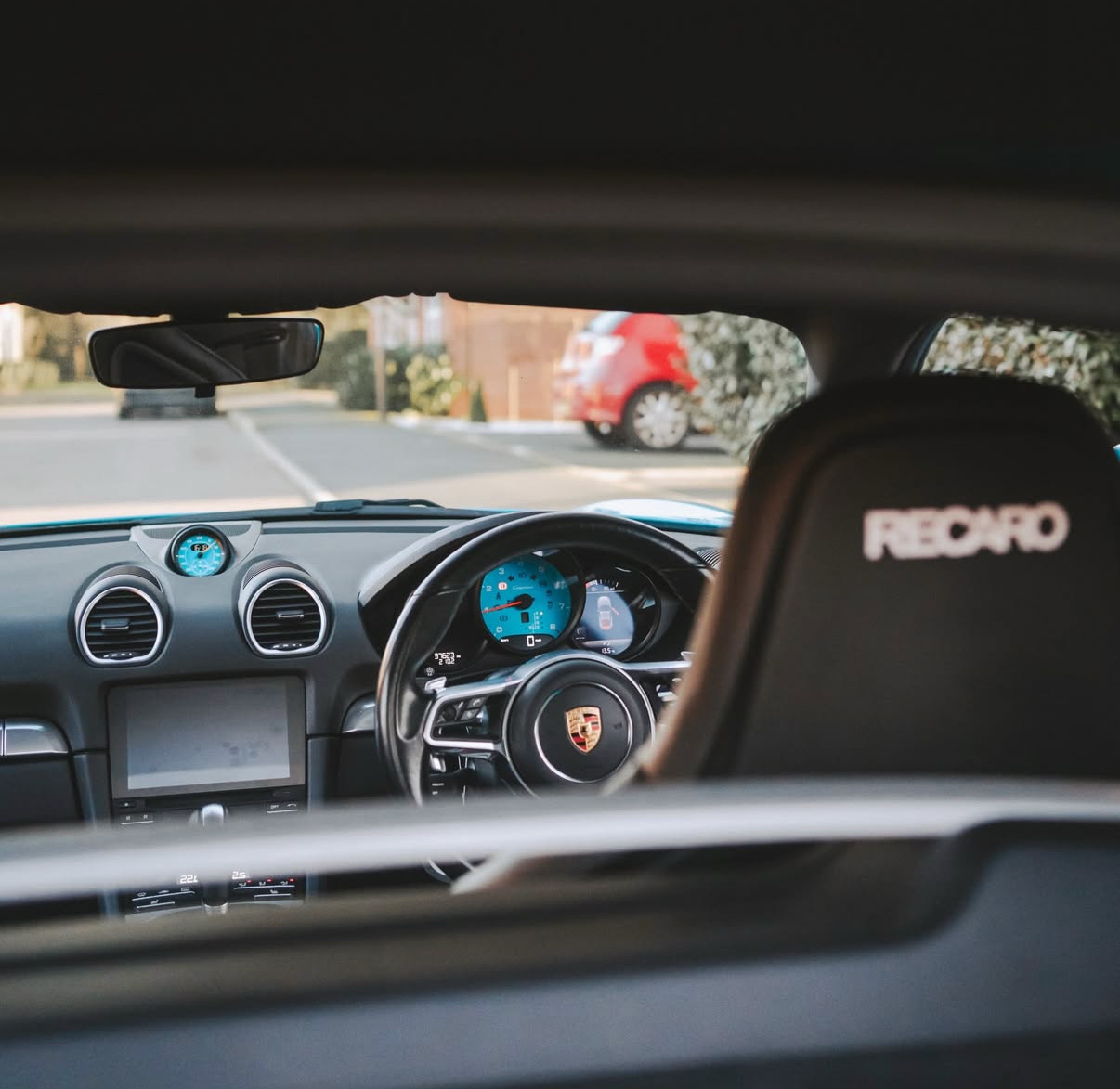 Porsche-718-Cayman--Miami-blue---interior