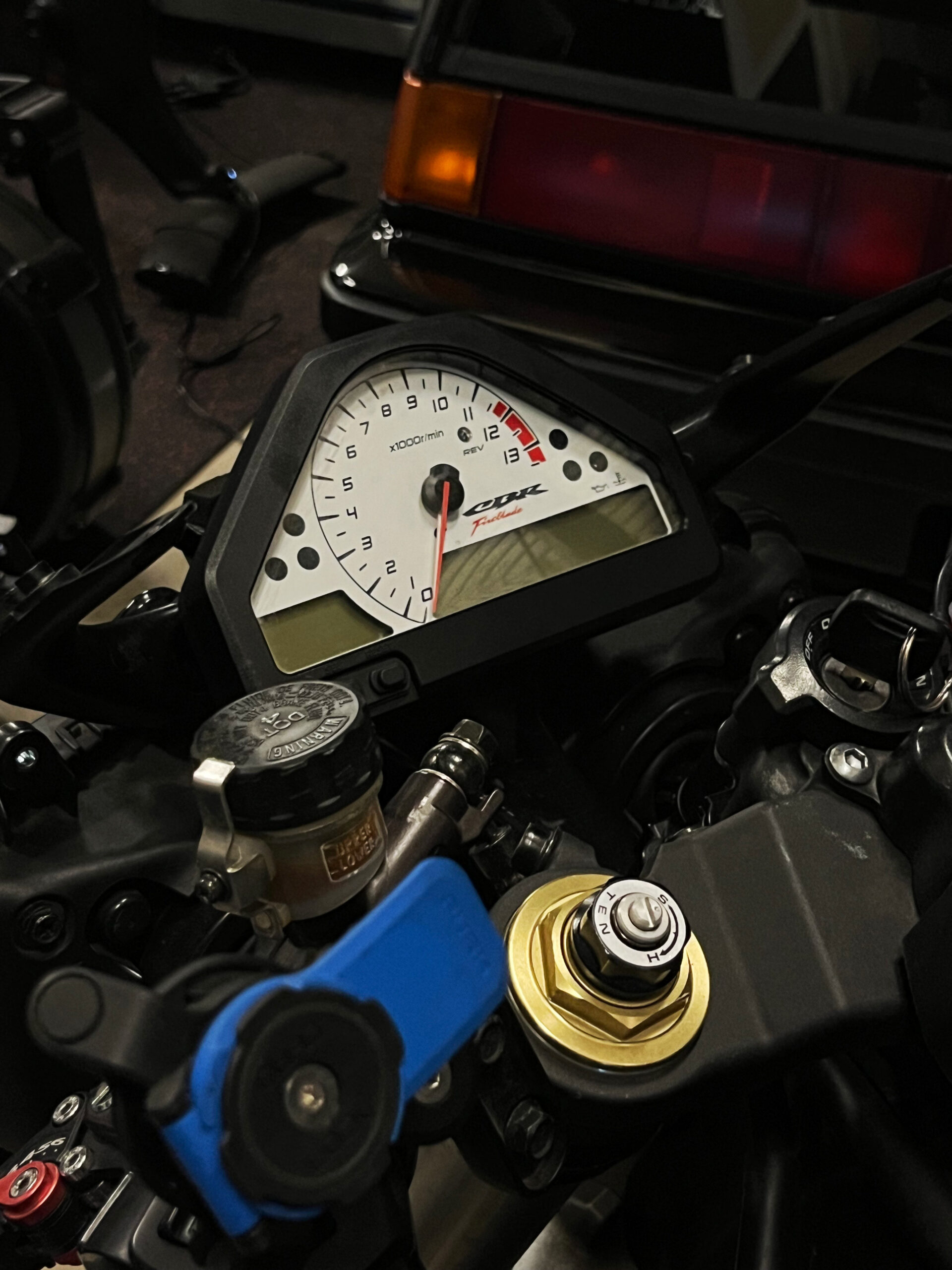 Honda-CBR-Fireblade-White-gauge-gace