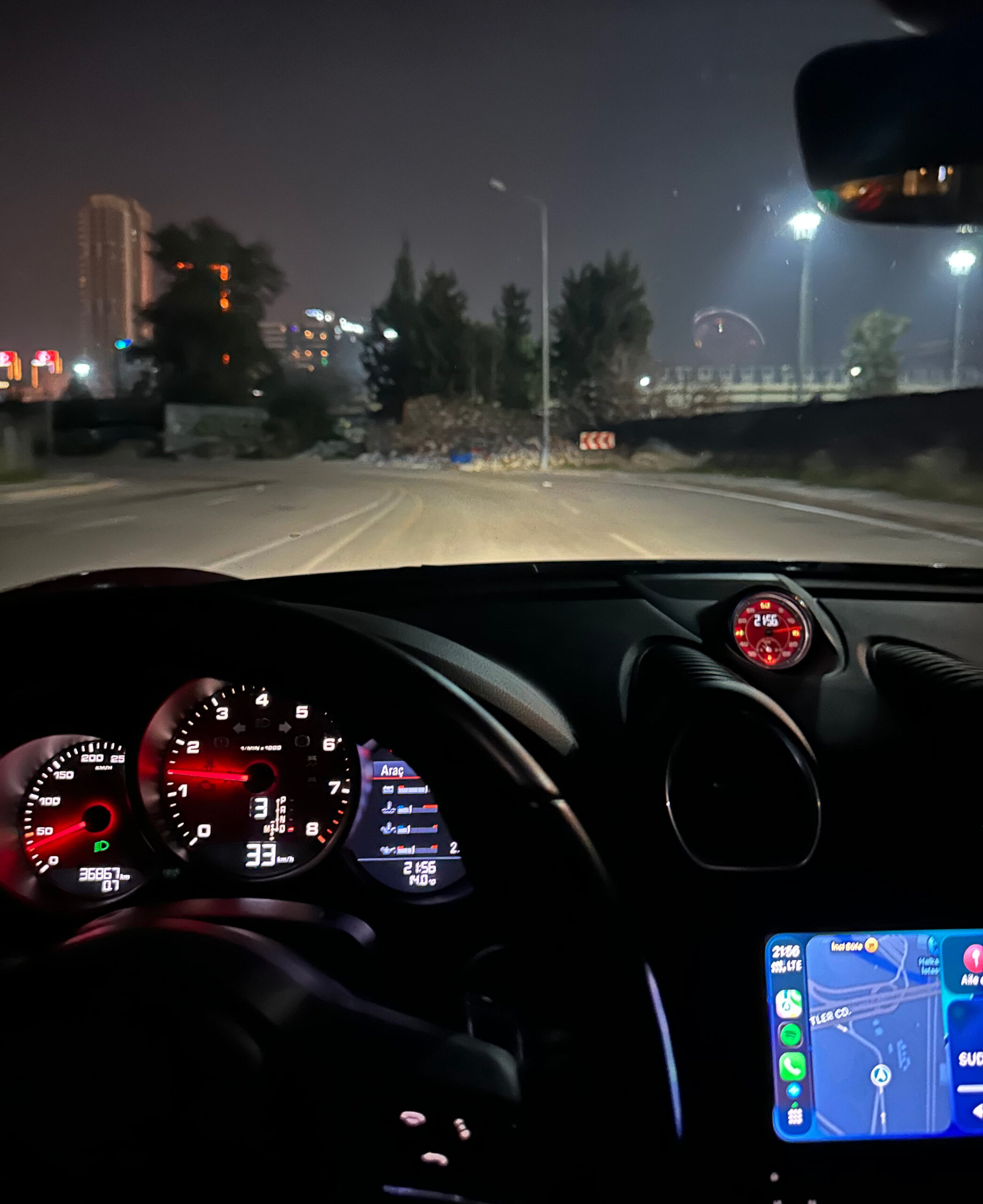 Porsche-718-cluster-dashboard--night-red