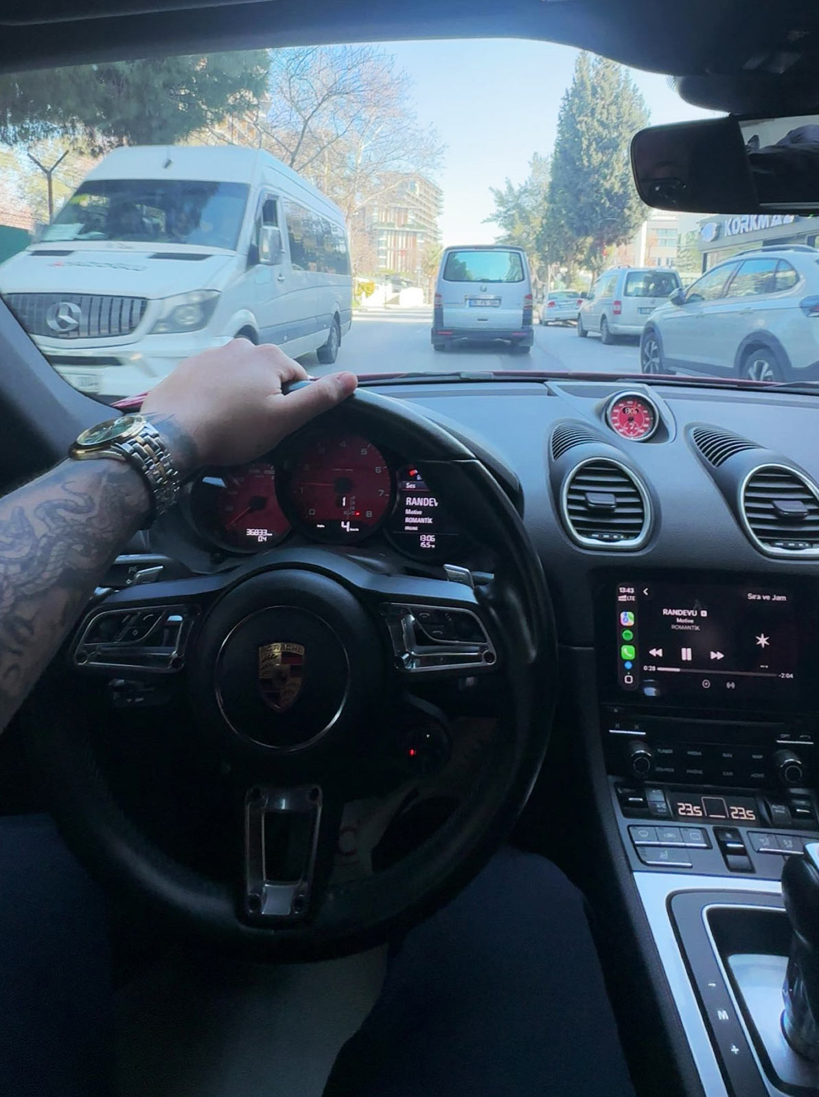 Porsche-718-cluster-dashboard---red