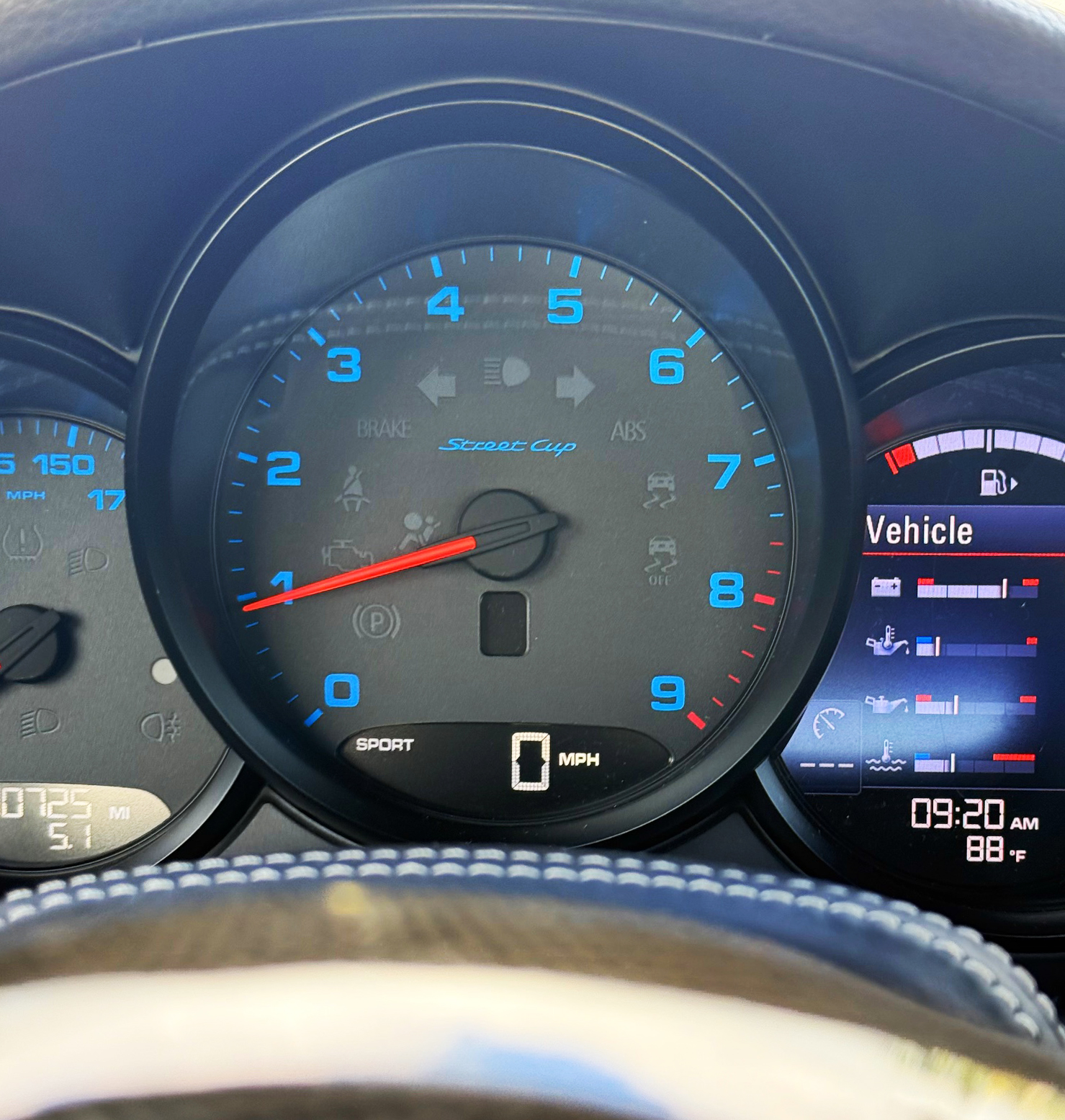 Porsche-Cayman-718-StreetCup-instrument-dashboards-tachometer