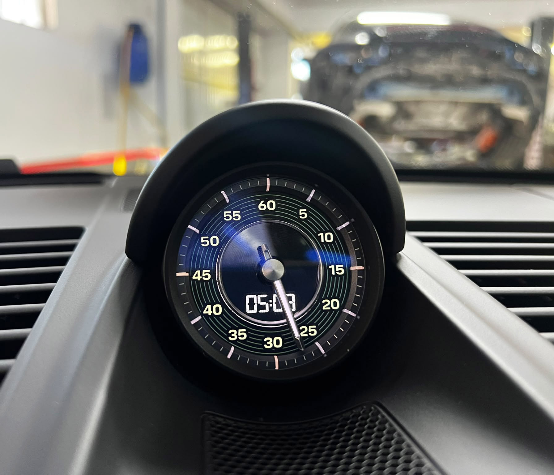Porsche-911-992-retro-style-sport-chrono---green-lines