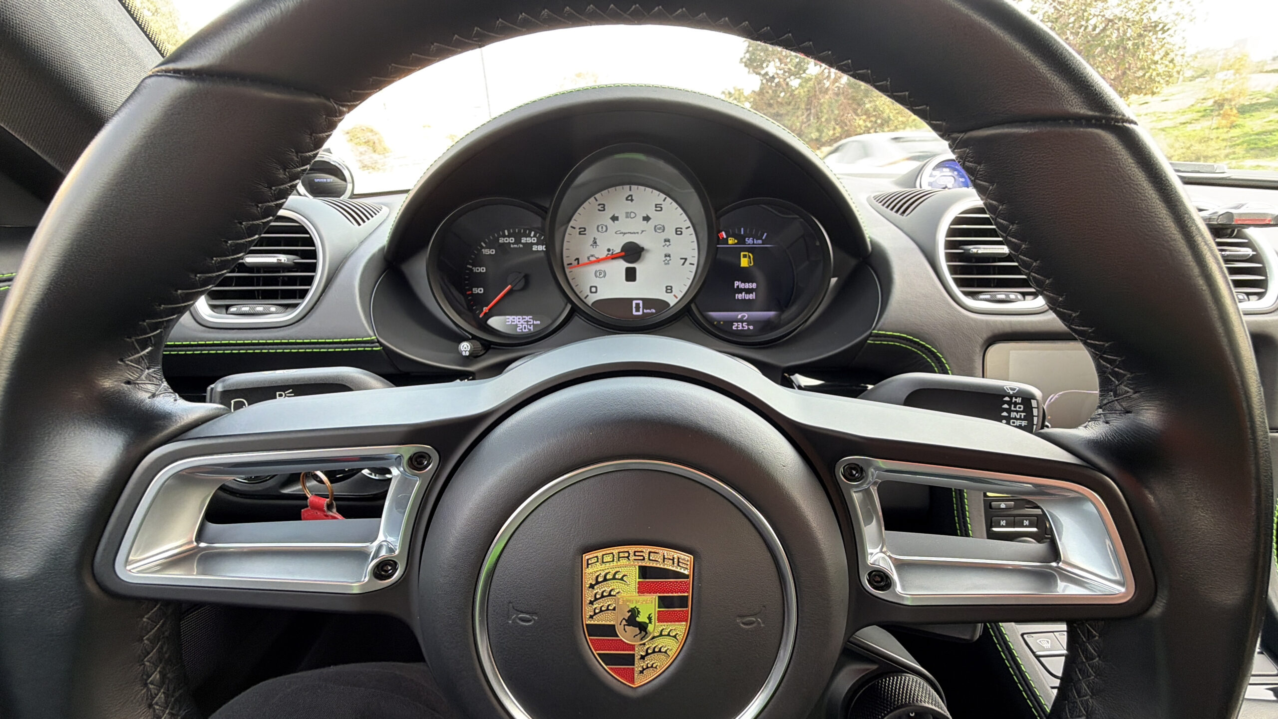 Porsche-718-Cayman-T-instrument-cluster---interior---white-dials